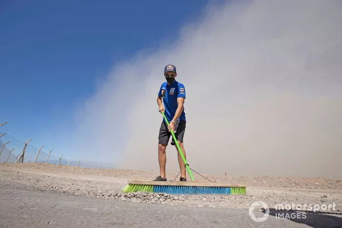Toprak Razgatlioglu, del equipo PATA Yamaha WorldSBK, con un cepillo durante la tormenta de arena