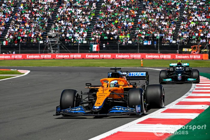 Daniel Ricciardo, McLaren MCL35M, Valtteri Bottas, Mercedes W12