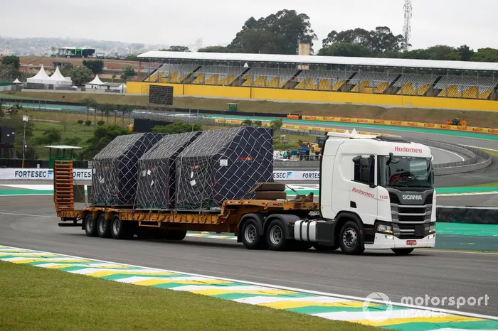 Camiones entregan el equipo en la pista