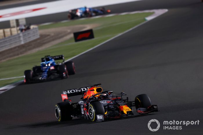 Max Verstappen, Red Bull Racing RB16B, Fernando Alonso, Alpine A521