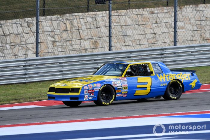 Daniel Ricciardo, McLaren, en el coche de Dale Earnhardt Wrangler Chevrolet Monte Carlo NASCAR de 1984