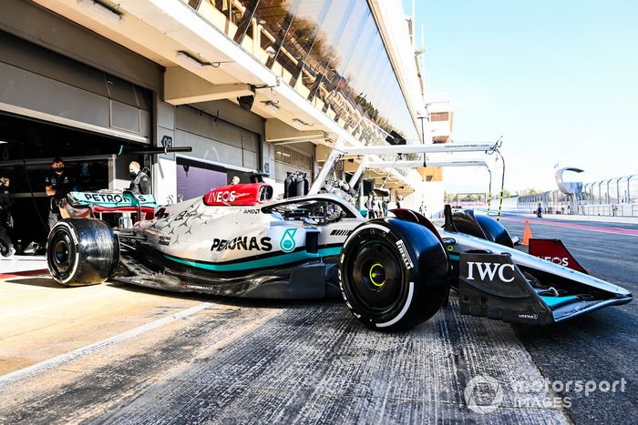 Lewis Hamilton, Mercedes W13, sale de boxes