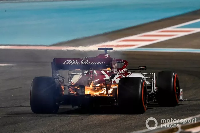 Kimi Raikkonen, Alfa Romeo Racing C39 detenido en la pista con el motor en llamas