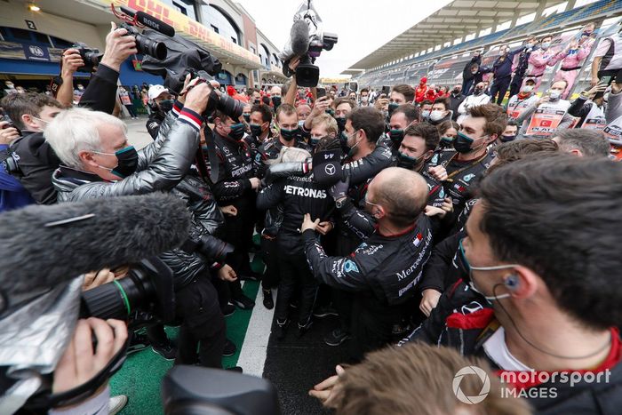 Ganador y campeón mundial Lewis Hamilton, Mercedes-AMG F1, celebra con el equipo Mercedes en Parc Ferme