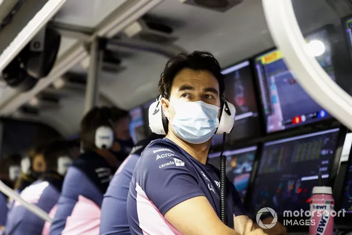 Sergio Pérez, Racing Point, en el muro de boxes después de retirarse de la carrera