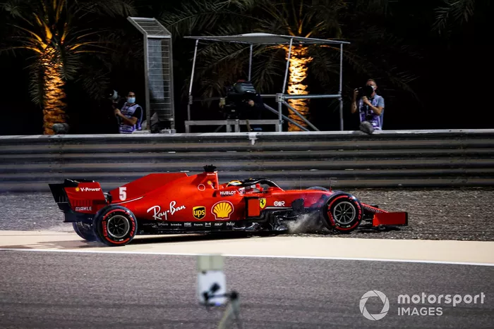 Sebastian Vettel, Ferrari SF1000 se va sobre la grava