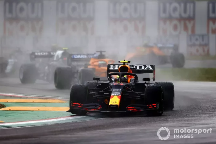 Sergio Pérez, Red Bull Racing RB16B, Daniel Ricciardo, McLaren MCL35M