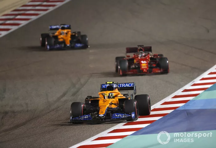 Lando Norris, McLaren MCL35M Charles Leclerc, Ferrari SF21 y Daniel Ricciardo, McLaren MCL35M 