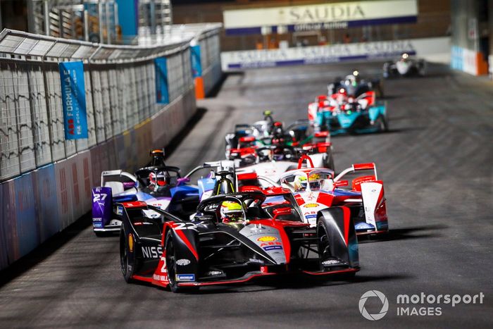 Oliver Rowland, Nissan e.Dams, Nissan IMO2, por delante de Alexander Sims, Mahindra Racing, M7Electro, y Jake Dennis, BMW I Andretti Motorsport, BMW iFE.21