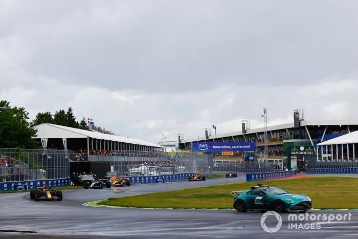 L'Aston Martin Vantage Safety Car Max Verstappen, Red Bull Racing RB20 