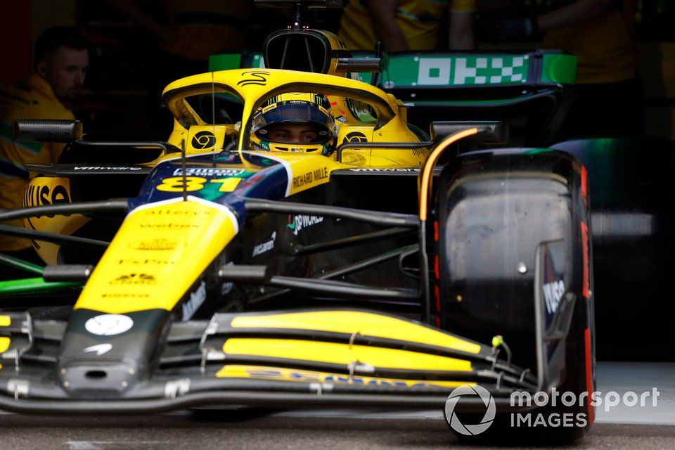 Oscar Piastri, McLaren MCL38, sale del garaje