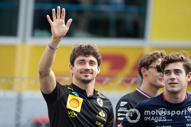Charles Leclerc, Scuderia Ferrari, Franco Colapinto, Williams Racing, lors de la parade des pilotes 