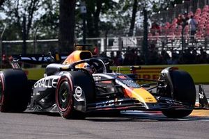 Max Verstappen, Red Bull Racing RB20, saluda a los aficionados tras lograr la Pole Position