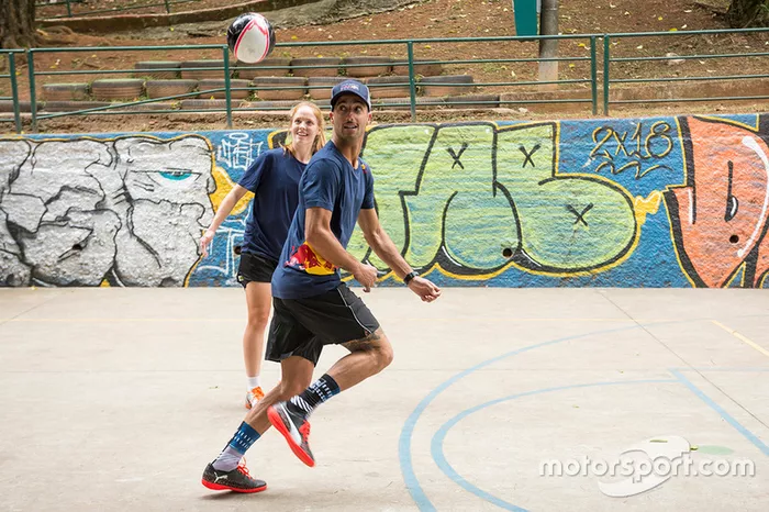 Max Verstappen y Daniel Ricciardo, Red Bull Racing juegan Futsal en Brasil