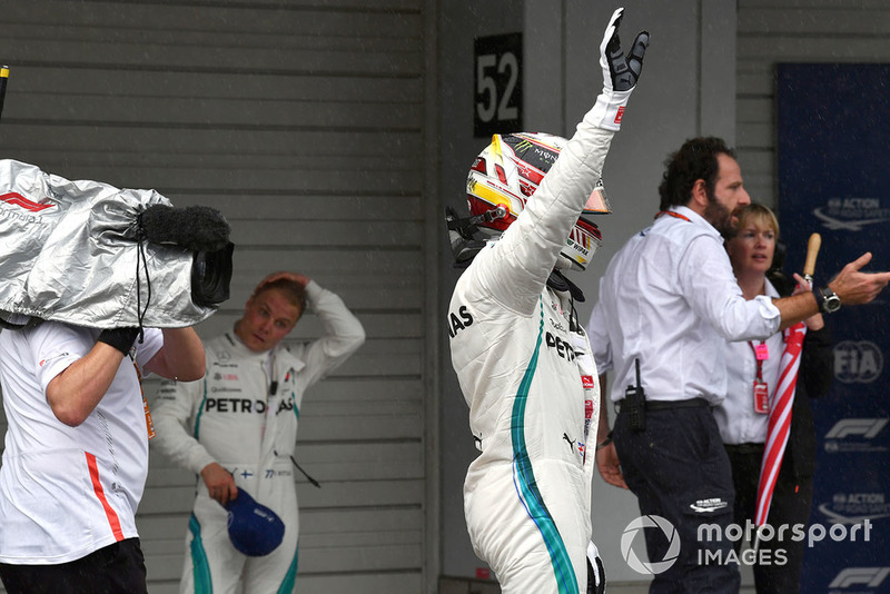 Il poleman Lewis Hamilton, Mercedes AMG F1, festeggia nel parco chiuso