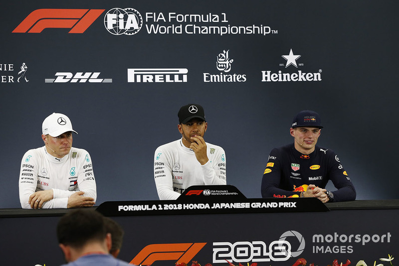 Il poleman Lewis Hamilton, Mercedes AMG F1, il secondo qualificato Valtteri Bottas, Mercedes AMG F1, il terzo qualificato Max Verstappen, Red Bull Racing, nella conferenza stampa