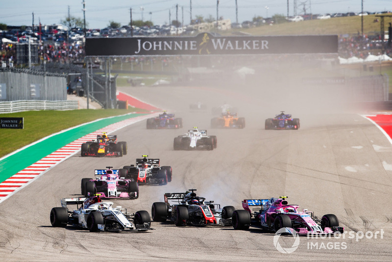 Esteban Ocon, Racing Point Force India VJM11, lotta con Charles Leclerc, Sauber C37, e Romain Grosjean, Haas F1 Team VF-18, davanti a Sergio Perez, Racing Point Force India VJM11, Kevin Magnussen, Haas F1 Team VF-18, e il resto del gruppo, alla partenza