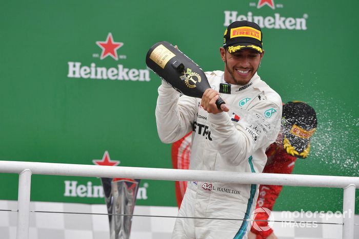 Podio: ganador de la carrera Lewis Hamilton, Mercedes AMG F1 celebra