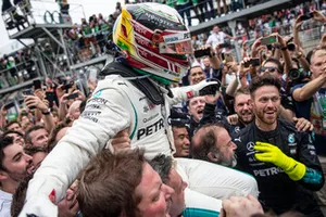 Le vainqueur Lewis Hamilton, Mercedes AMG F1 fête sa victoire dans le Parc Fermé