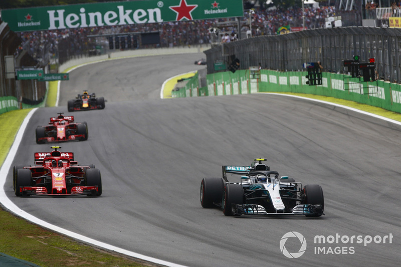 Валттері Боттас, Mercedes AMG F1 W09 EQ Power+, попереду Кімі Райкконена, Ferrari SF71H, та Себастьяна Феттеля, Ferrari SF71H