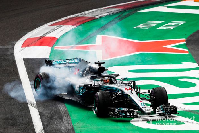 Lewis Hamilton, Mercedes AMG F1 W09 EQ Power +, realiza donas para celebrar su quinto título mundial de pilotos