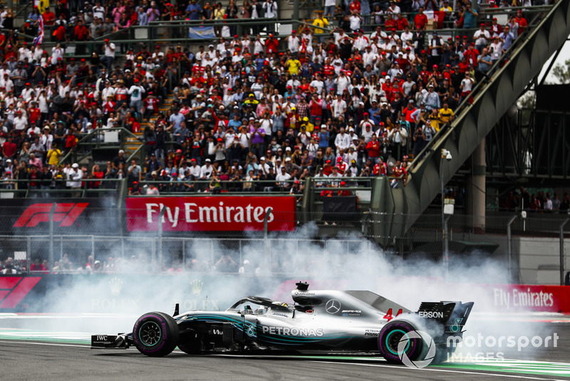 Mercedes felicita a Hamilton por el título