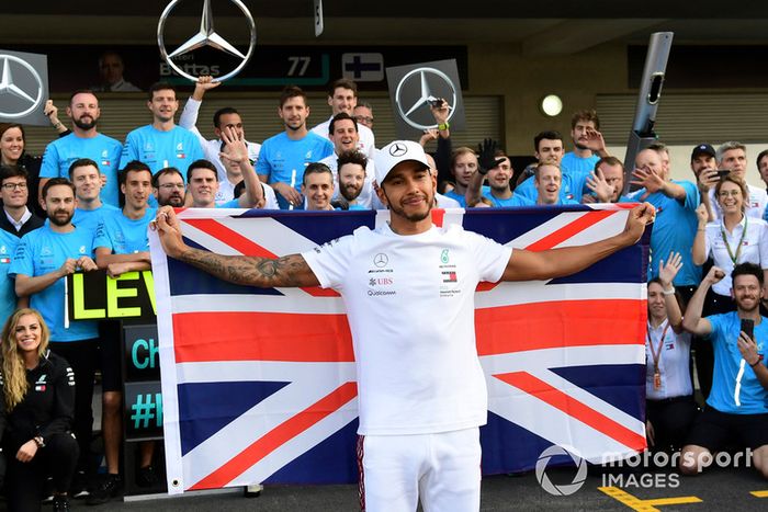 Lewis Hamilton, Mercedes AMG F1, celebra su quinto mundial con el equipo