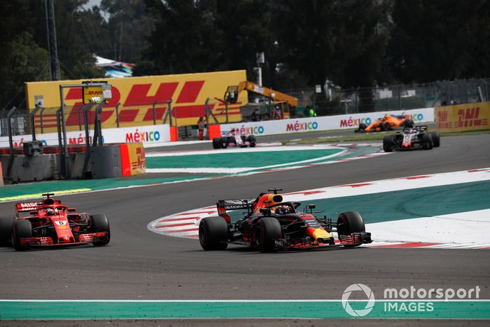 Daniel Ricciardo, Red Bull Racing RB14 y Sebastian Vettel, Ferrari SF71H 