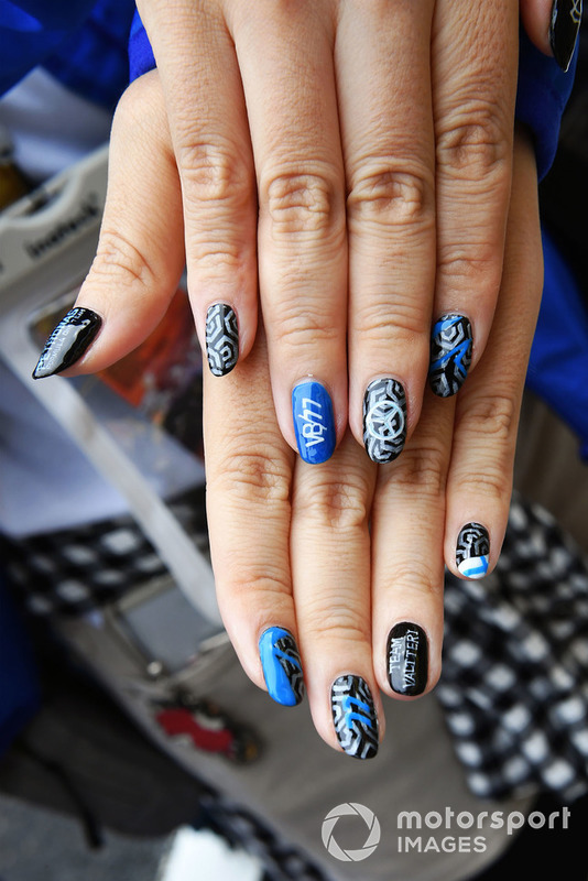 Fans painted nails