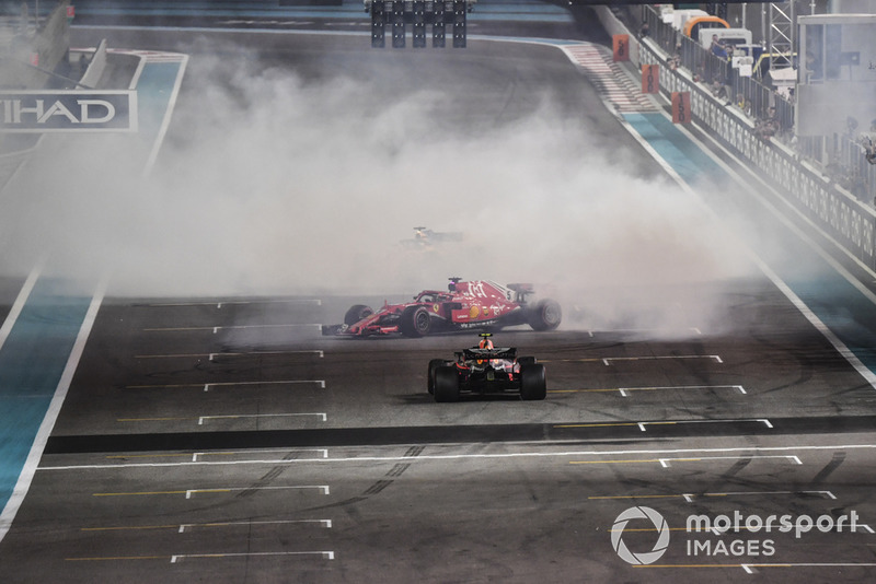 Lewis Hamilton, Mercedes-AMG F1 W09, Fernando Alonso, McLaren MCL33 y Sebastian Vettel, Ferrari SF71H hacen donas al final