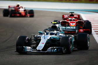 Valtteri Bottas, Mercedes AMG F1 W09 EQ Power+ voor Sebastian Vettel, Ferrari SF71H