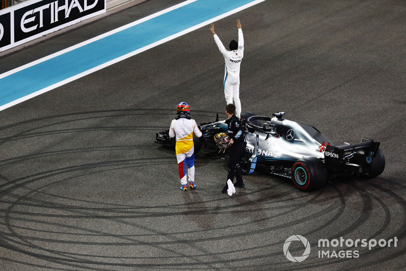 Lewis Hamilton, Mercedes AMG F1 W09 EQ Power +, celebra en su auto cuando Fernando Alonso, McLaren, lo felicita en la parrilla