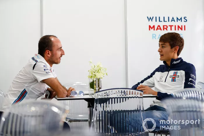 Robert Kubica, Williams Martini Racing, habla con George Russell