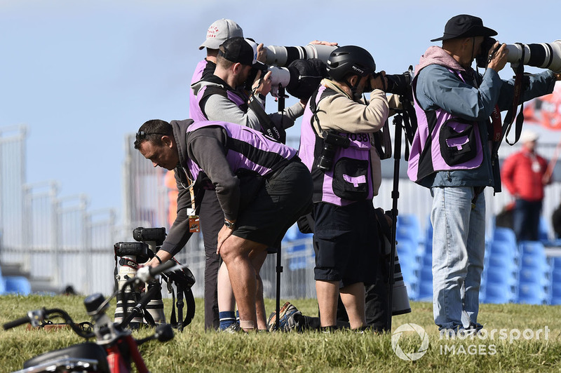 Des photographes aux abords de la piste