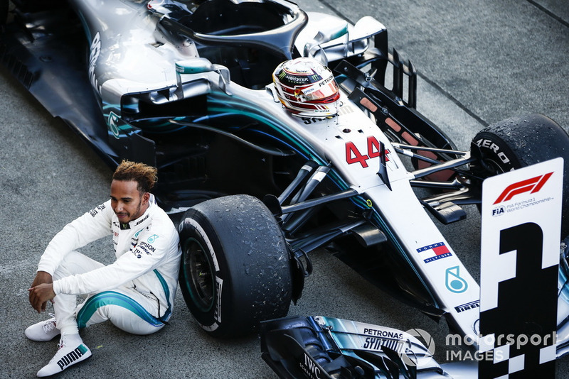 Le vainqueur Lewis Hamilton, Mercedes AMG F1, dans le parc fermé