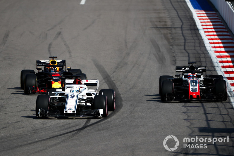 Marcus Ericsson, Sauber C37, lidera a Romain Grosjean, Haas F1 Team VF-18, y Daniel Ricciardo, Red Bull Racing RB14