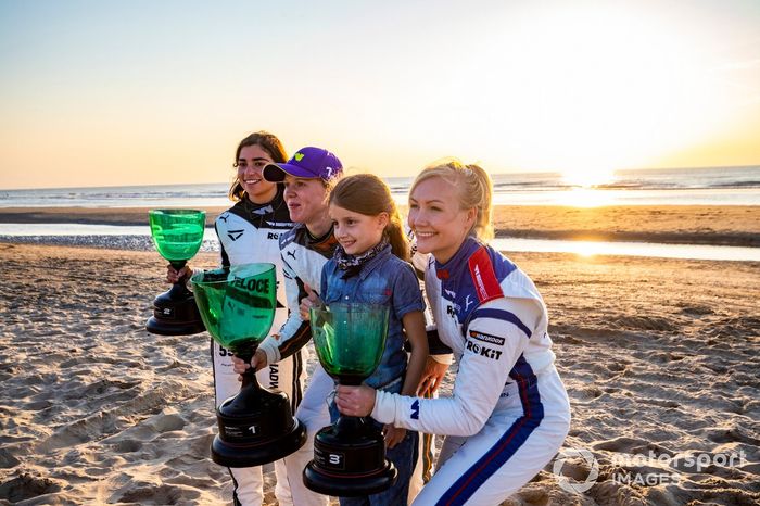 Las tres primeras lugares de la carrera en Zandvoort: Jamie Chadwick, Alice Powell, Emma Kimilainen  