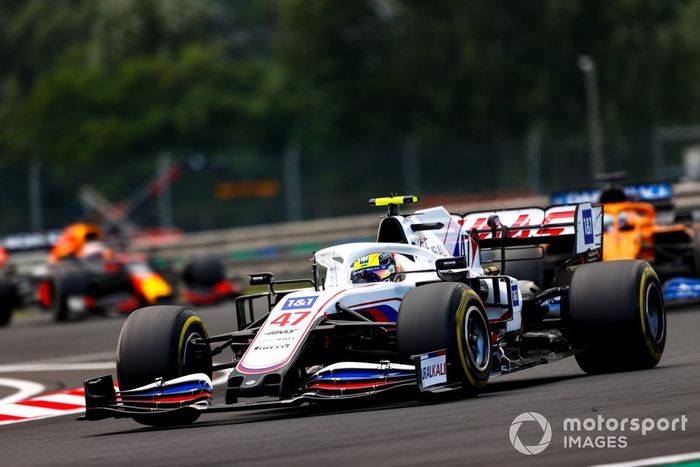 Mick Schumacher, Haas VF-21, Daniel Ricciardo, McLaren MCL35M