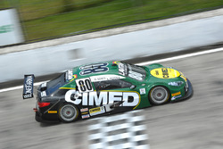 Carro de Marcos Gomes e Antonio Pizzonia cruza a linha de chegada