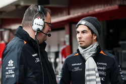 Tom McCullough, ingénieur en chef Sahara Force India F1 Team avec Sergio Perez, Sahara Force India F1