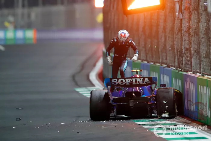 Nicholas Latifi, Williams FW44, se baja de su coche después de estrellarse en la carrera