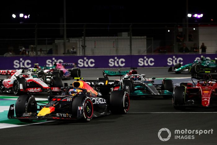 Sergio Pérez, Red Bull Racing RB18, Carlos Sainz Jr, Ferrari F1-75, George Russell, Mercedes W13, Kevin Magnussen, Haas VF-22