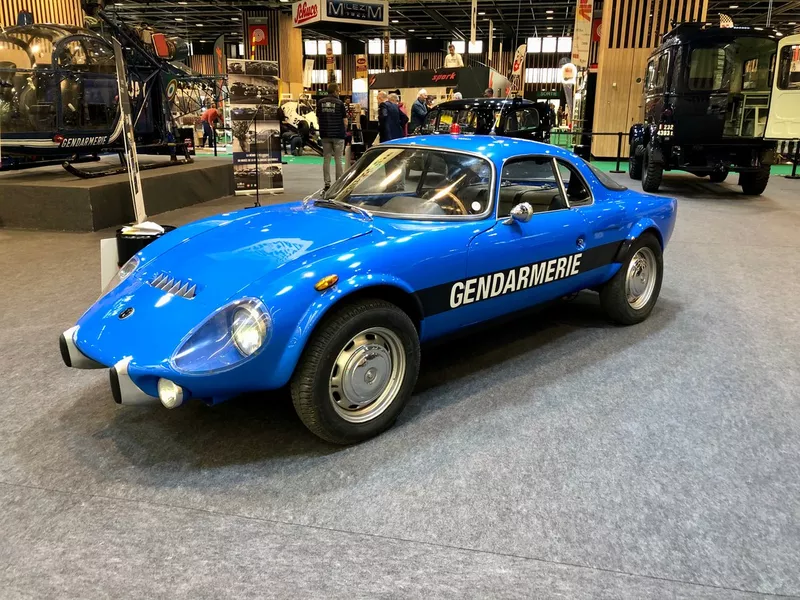 Un ancien véhicule de la gendarmerie nationale 