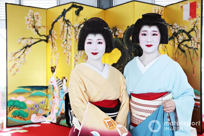 Traditional Geishas prior to the F1 Grand Prix 
