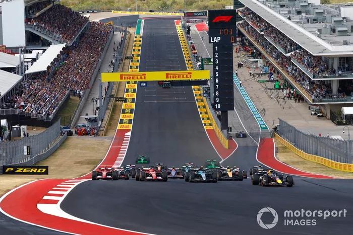 Max Verstappen, Red Bull Racing RB20, George Russell, Mercedes F1 W15, Lando Norris, McLaren MCL38, Charles Leclerc, Ferrari SF-24, Carlos Sainz, Ferrari SF-24, el resto de la parrilla al inicio de la carrera Sprint.