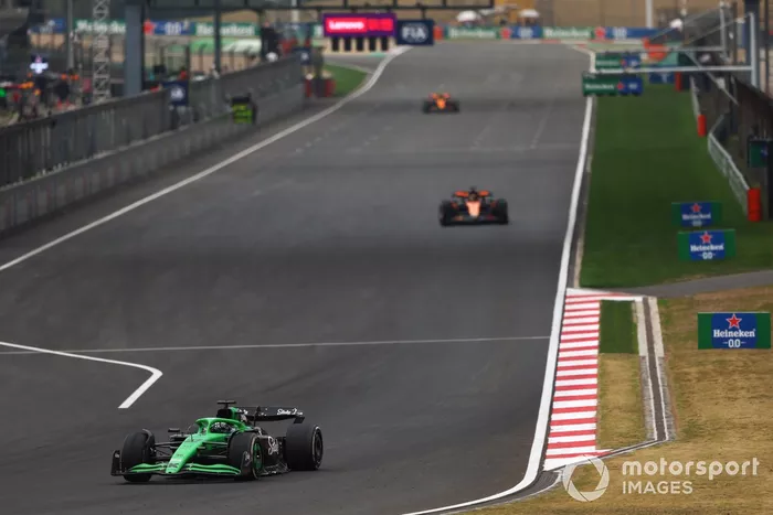 Nico Hulkenberg, Sauber, Oscar Piastri, McLaren