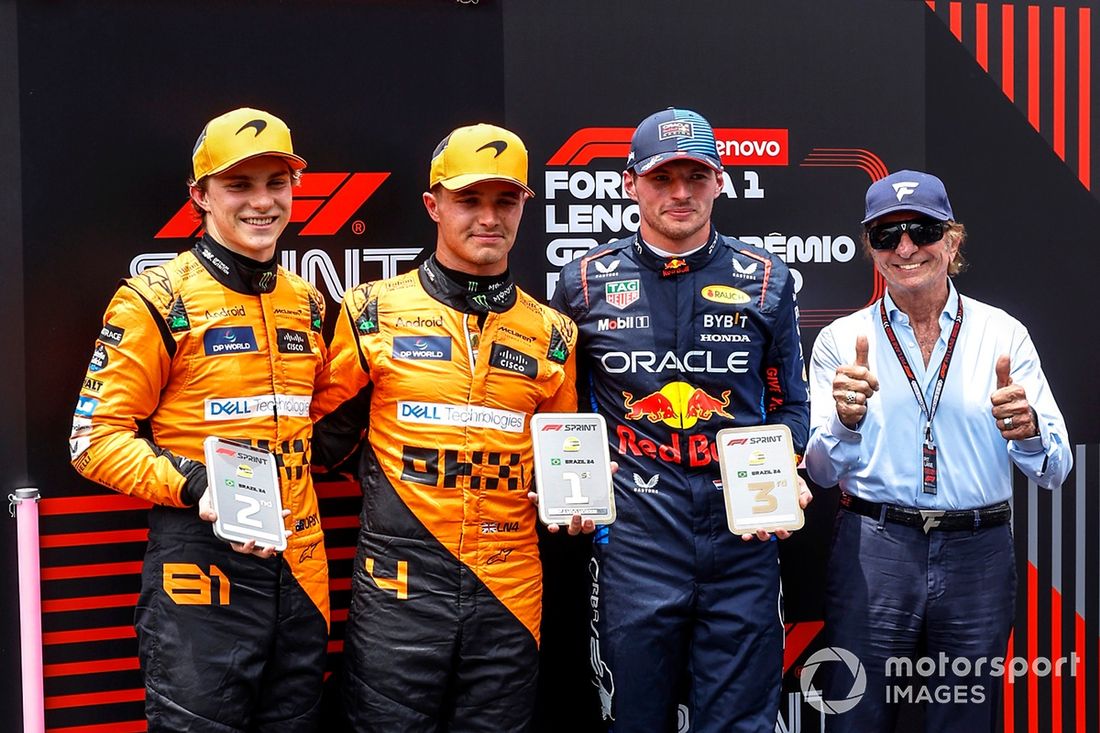 Oscar Piastri, McLaren F1 Team, 2ª posición, Lando Norris, McLaren F1 Team, 1ª posición, Max Verstappen, Red Bull Racing, 3ª posición, reciben sus trofeos Sprint de manos de Emerson Fittipaldi.