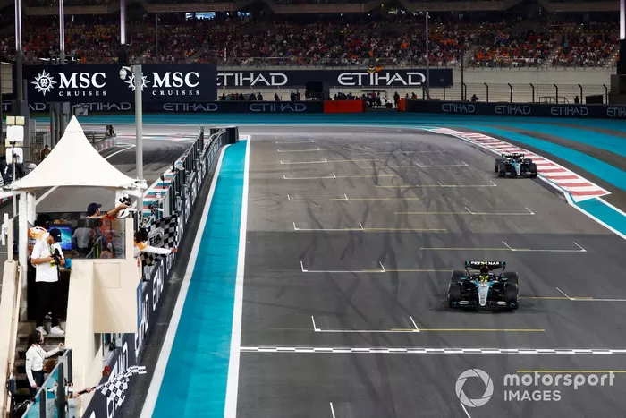 Lewis Hamilton, Mercedes F1 W15, George Russell, Mercedes F1 W15, franchir la ligne