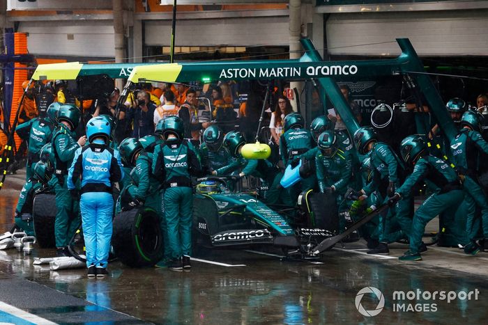 Fernando Alonso, Aston Martin AMR24, hace una parada en boxes