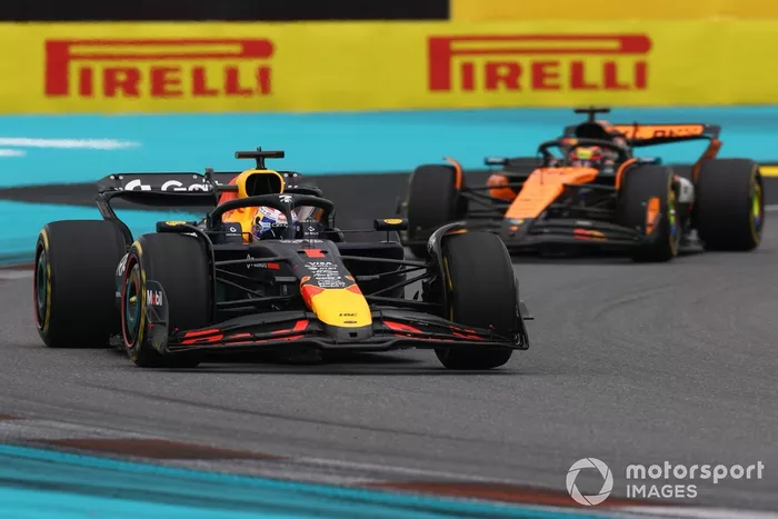 Oscar Piastri, McLaren, Max Verstappen, Red Bull Racing